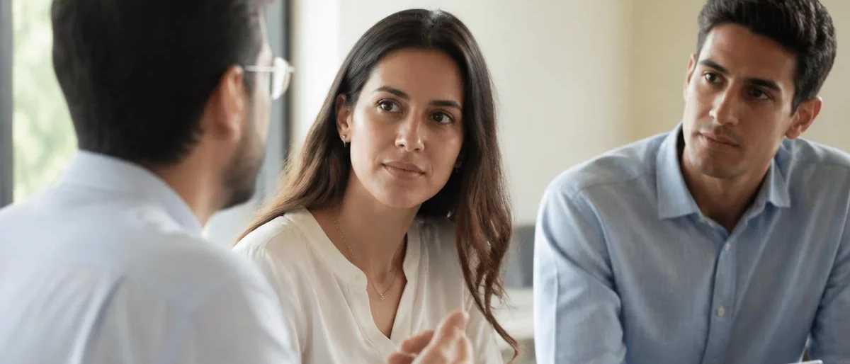 Mesa vista de cima, com o esquema de um raciocínio rabiscado à mão numa folha solta